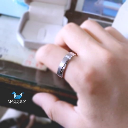 Madduckjewels แหวนเงินแท้ ชุบโรเดียม RG1728WGR แหวนกว้าง 5.5mm