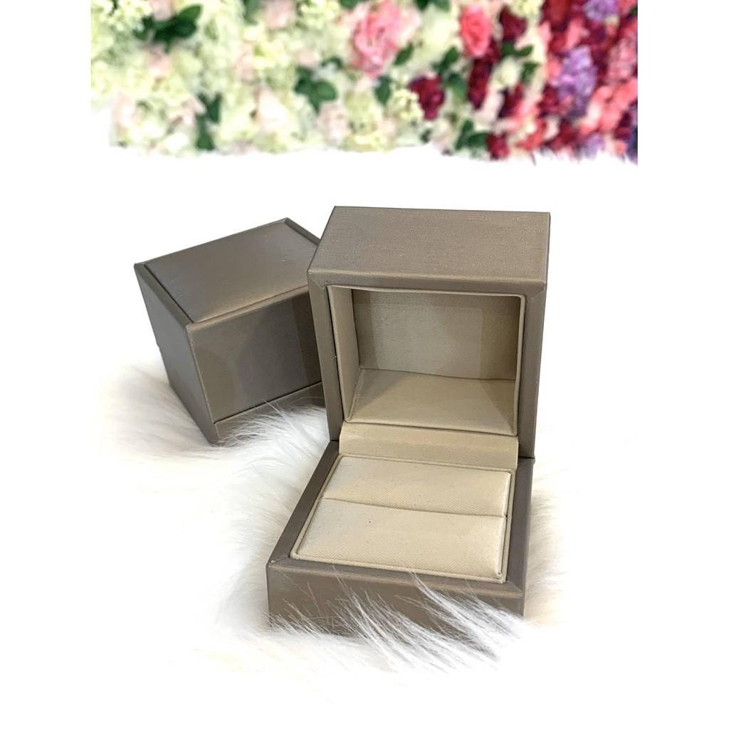 กล่องแหวนลายไหมทอง MadDuckJewels BX2002