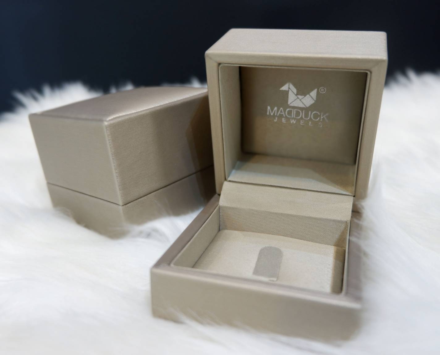 Elegant jewelry gift boxes in velvet, PU leather, and silk – the final touch for your precious pieces, กล่องใส่เครื่องประดับสุดหรูจาก Madduck