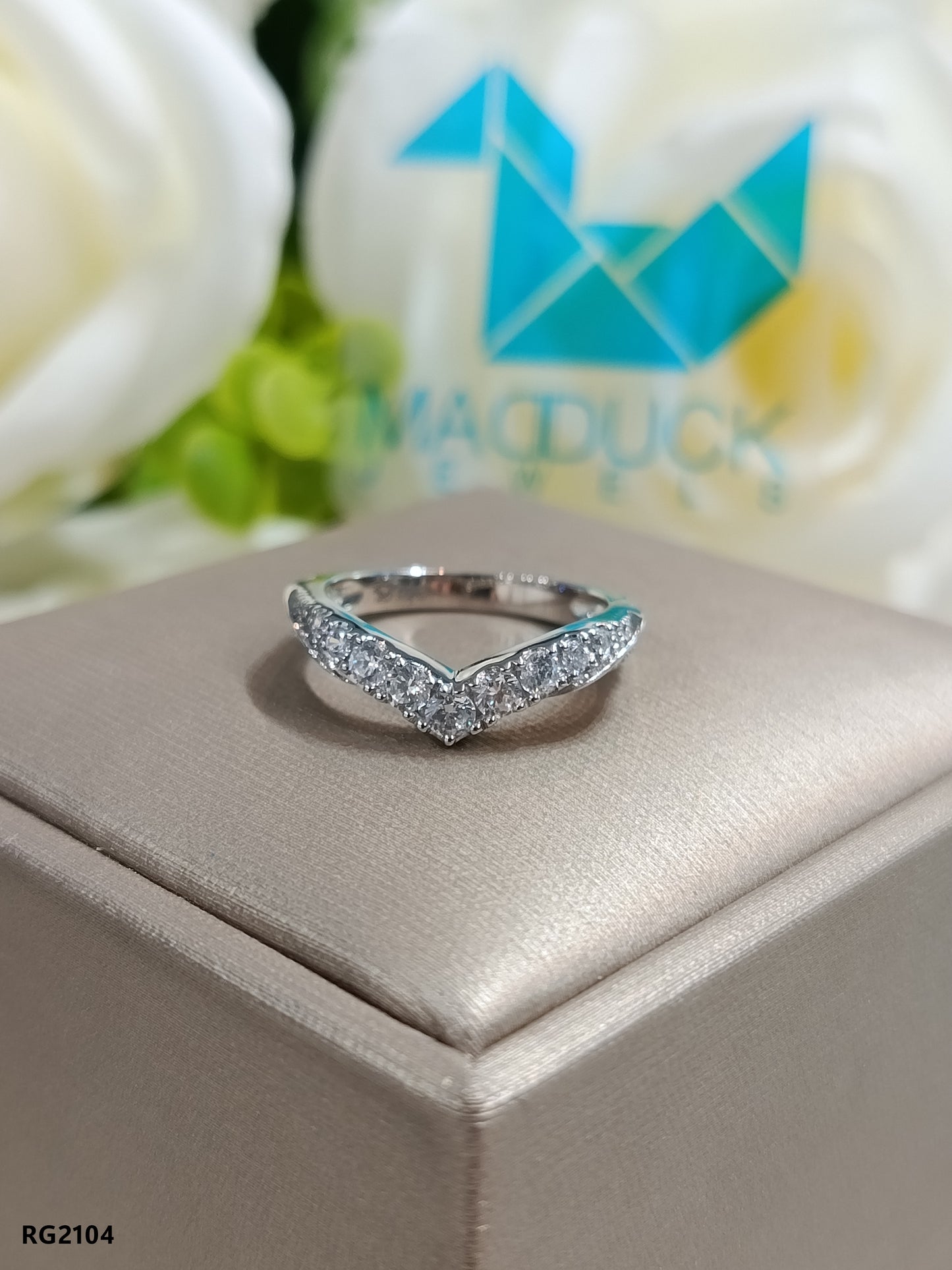 MadDuckJewels 9K White Gold (37.5%) Engagement & Wedding Ring – CZ / Moissanite / Lab-Grown Diamond – Rhodium Plated, Nickel-Free – RG2104-W09